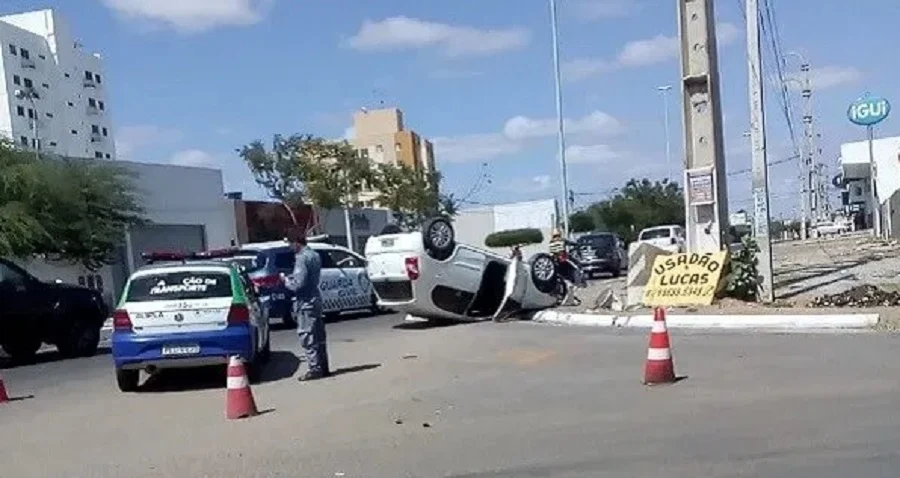 Mulher capota carro e sobrevive em avenida de Petrolina (PE) - Portal Spy