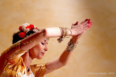 BIBLIOTECA INDOLOGICA BHAKTIVEDANTA DI ROMA "Bhamakalapam"  Danza: Marzia Colitti, Bharathi Avireddy e Marialuisa Sales  Foto: Barbara Abate, 2010