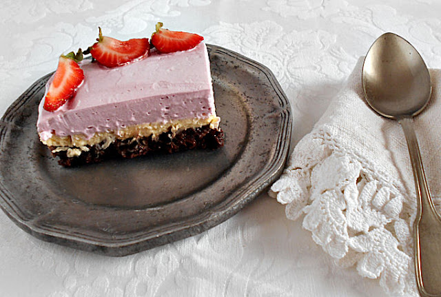 brownie com cheesecake de baunilha e frutos vermelhos