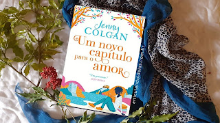 Livro sobre lenços e flores na mesa