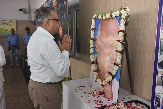 गोरखपुर रेलवे स्टेशन पर आयोजित स्वच्छता पखवाड़ा समापन समारोह व राष्ट्रपिता महात्मा गांधी की जयंती पर आयोजित हुए विभिन्न कार्यक्रम