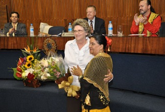 A Vice Prefeita e Secretária de Governo, Dinah Zekcer recebe homenagem dos ciganos - Foto por Júlio Bastos-PSA. (83)