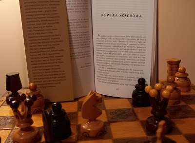 Książka na szachownicy z figurami