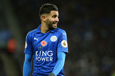   Biografi Riyad Mahrez     Biodata   Nama Lengkap : Riyad Mahrez  Nama Akrab : Mahrez  Tanggal Lahir : 21 Februari 1991  Tempat Lahir : Sarcelles, Perancis  Kebangsaan : Aljazair  Tinggi Badan : 178 cm  Klub Saat ini : Leicester City  Posisi Bermain : Penyerang  Nomor Punggung : 26  Biografi   Riyad Mahrez adalah pemain bola kelas internasional yang lahir pada tahun 1991 di Sarcelles, Prancis.Mulai tahun 2009 hingga 2010 ia bermain di Quimper. Pada bulan Januari 2010 hingga tahun 2013 ia bermain Le Havre II. Juga dirangkap bermain di Le Havre inti pada tahun 2011 hingga tahun 2014. Kemudian pada tahun 2014 Riyad Mahrez bermain untuk club Leicester City yang berada di Liga Inggris.  Riyad Mahrez berada di bagian winger. Pemain winger beroprasi di pinggir lapangan yang bertugas untuk memberikan bola kepada striker yang telah siap menerima bola di depan. pemain winger ini biasanya memiliki akselerasi dan kecepatan yang cukup tinggi dibanding pemain lain, agar bisa bersaing dengan pemain winger lawan ketika adu lari.  Riyad Mahrez yang merupakan striker asal Aljazair ini menjadi top skorer sementara pada liga Primer Inggris 2015. Riyad Mahrez mempunyai kemampuan untuk menggiring bola dengan cukup lama dan mampu mengecoh pertahanan lawan dan sering membuat lawan kesusahan. Hal