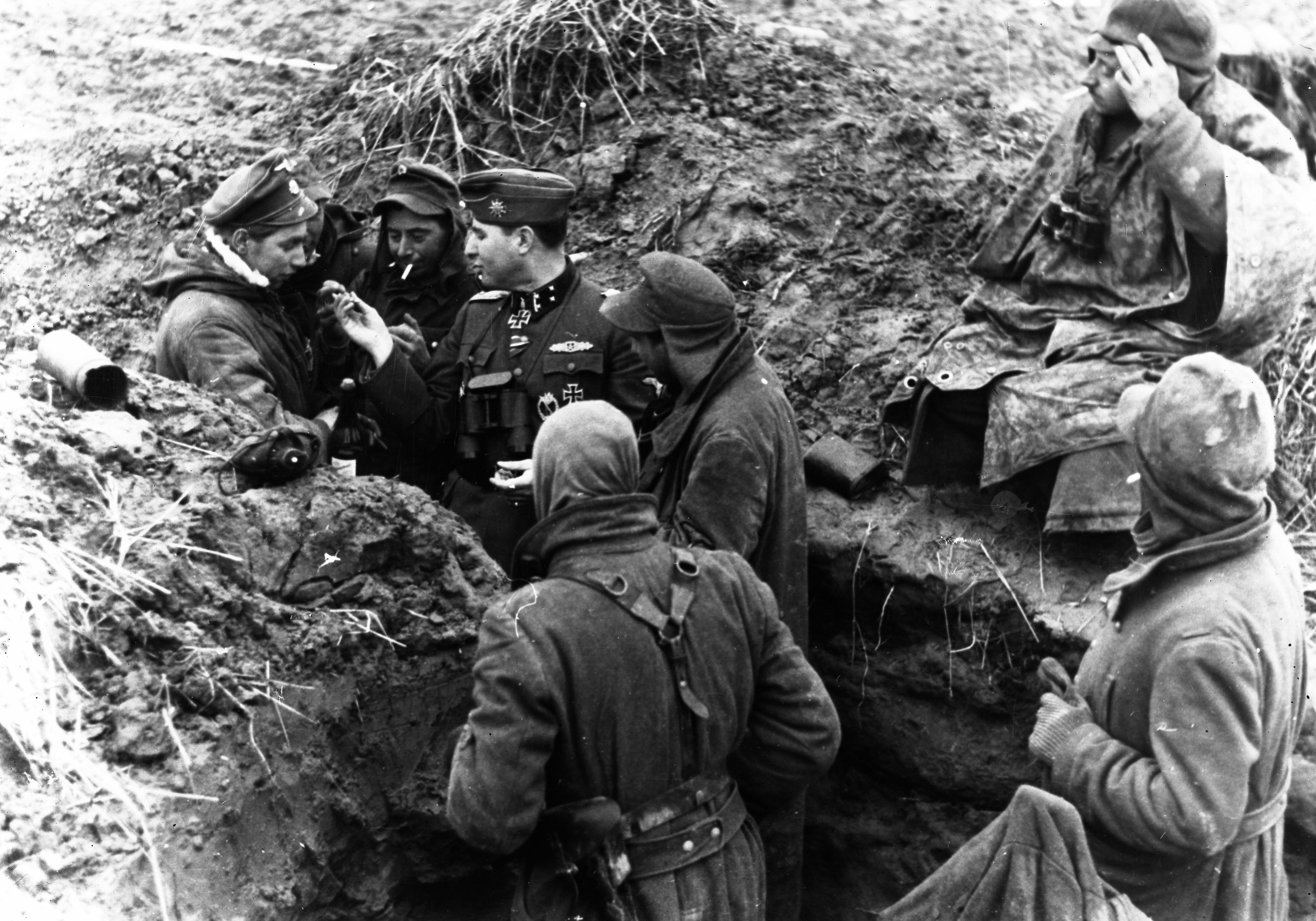 Документальные про вторую мировую. Советские солдаты в окопах 1941. Немецкие солдаты в окопах 1945.