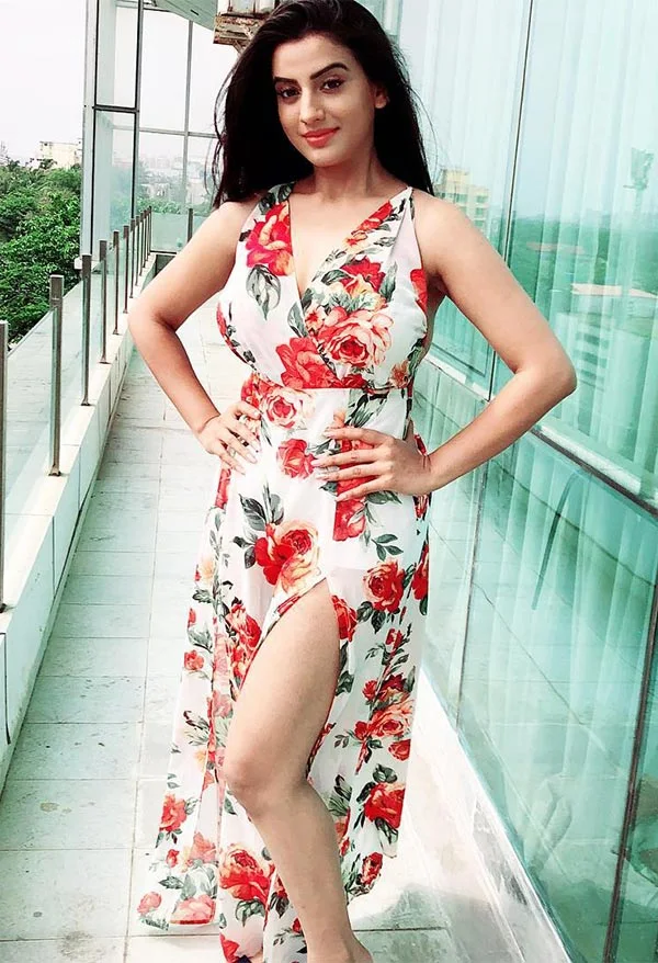 Akshara Singh legs thighs hot photos bhojpuri actress