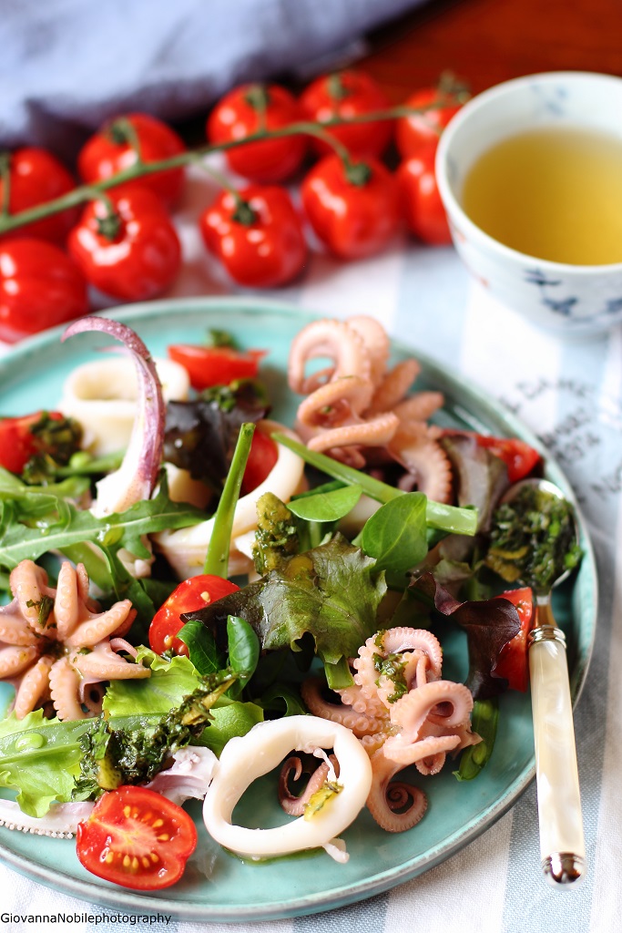 Insalata con calamari, moscardini, lattughini misti