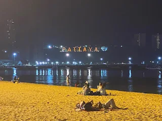 밤의 파타야 비치