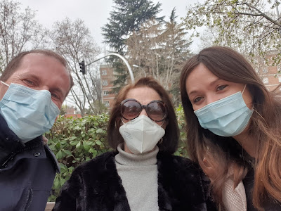 Oli y yo con mi abuela sentados en un banco en Madrid