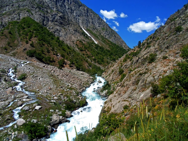 Река Сиёма, верховья ущелья Варзоб, горы Таджикистана