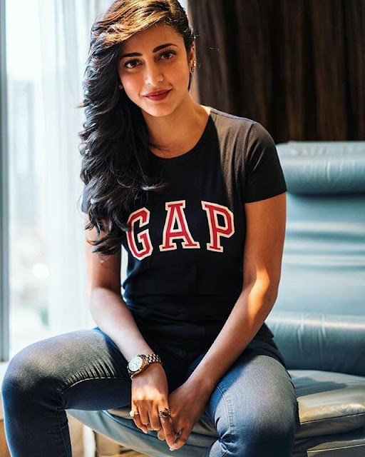 sruthi hasan hot in jeans and t shirt/photos,wallpapers,images until 2018