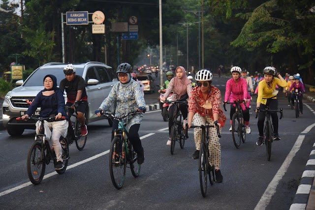  Keren! Puluhan Perempuan Ini Gowes Keliling Kota Medan Pakai Kebaya