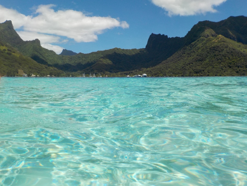 Lagon bleu devant la Baie de Vaiare