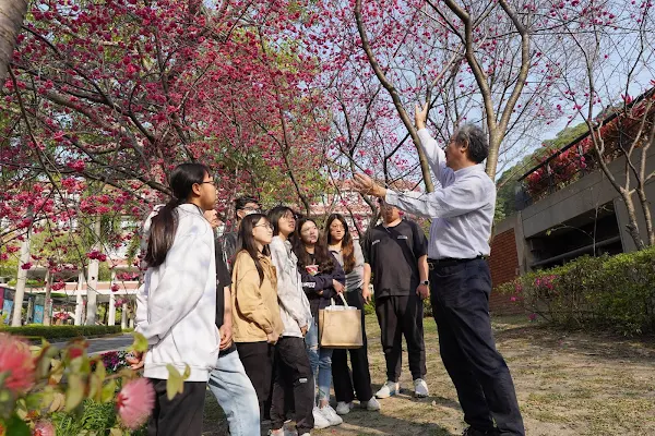 ▲大葉大學觀光系林擎天主任(右一)介紹櫻花特性。（記者林明佑翻攝）