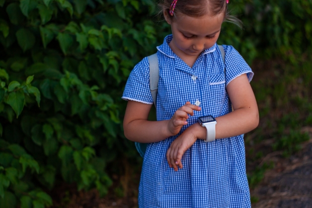 kid-using-smart-watch