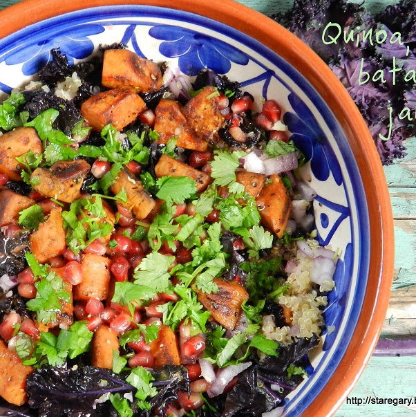 Ciepła sałatka z  komosą ryżową (quinoa), batatami i jarmużem