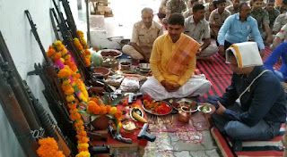 मां दुर्गा की पूर्ण विधीविधान पूजा पश्चात हुआ शस्त्र पूजन