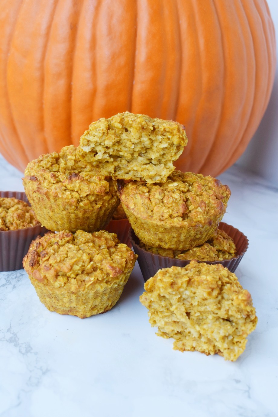 Pumpkin Baked Oatmeal Cups are loaded with real pumpkin and pumpkin spice flavors, are perfect for meal prep and are packed with nutrients for a healthy breakfast! #pumpkin #pumpkinspice #oats #oatmeal #bakedoatmeal #mealprep #healthy #cleaneating