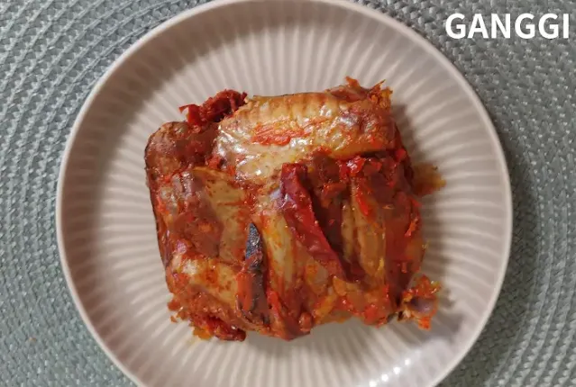 접시에-양념된-닭날개를-담은-사진