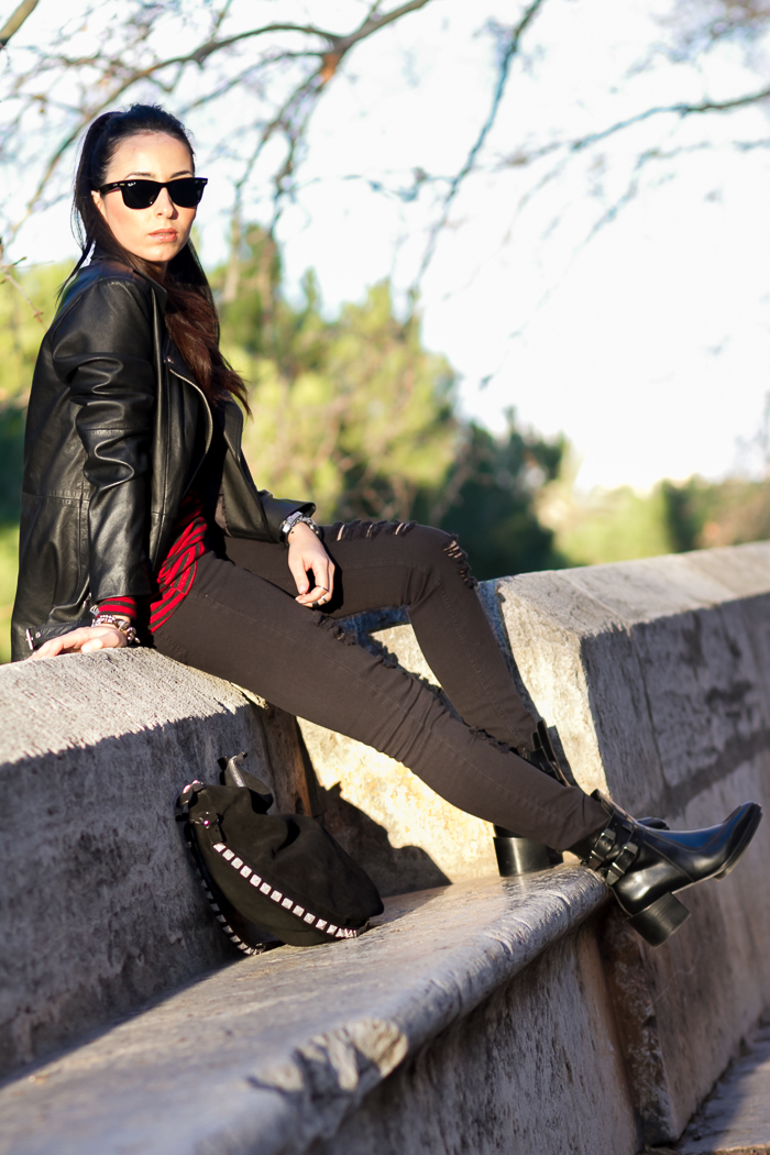 Look casual jeans rotos de Mango con botines con hebillas bloggers moda tendencia Zara 
