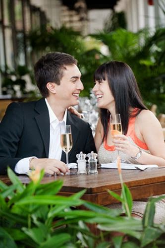 8 Subtle Cues A Girl Gives If She Wants You To Make A Move