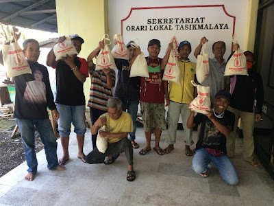 Pedagang di sekitar Seklok ORARI Lokal Tasikmalaya di Dadaha yang mendapat bantuan