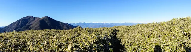 山梨百名山・竜ヶ岳頂上から望む雨ヶ岳や南アルプス