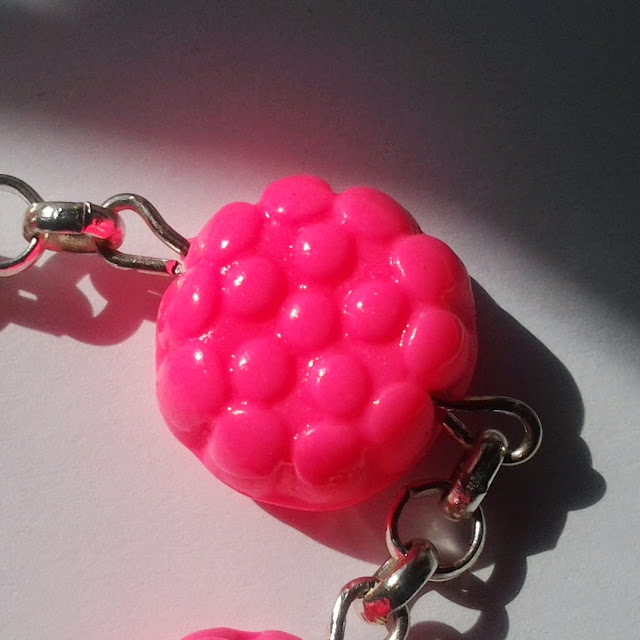 Dettaglio braccialetto morositas in fimo rosa neon