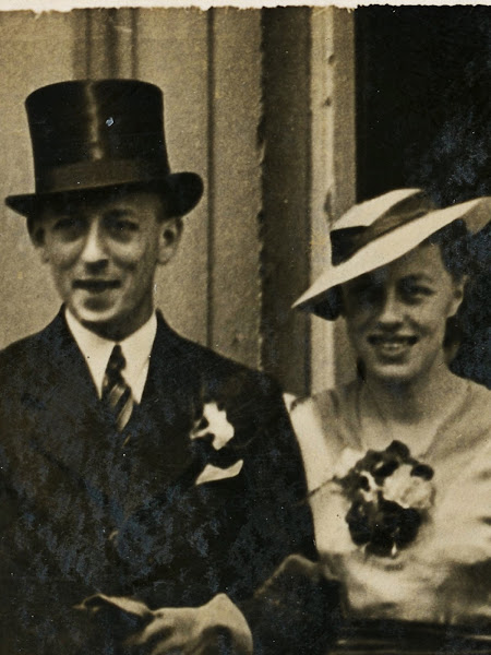 Onbekende bruiloftsgasten uit gevonden fotoalbum, twee gezichten uitgesneden