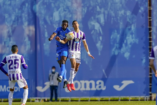 Los marroquíes Bouldini y El Yamiq saltan en disputa de una pelota, en presencia de Anuar. C. F. FUENLABRADA 0 REAL VALLADOLID C. F. 0 Domingo 06/02/2022, 14:00 horas. Campeonato de Liga de 2ª División, jornada 26. Fuenlabrada, Madrid, estadio Fernando Torres: 3.402 espectadores. GOLES: No hubo