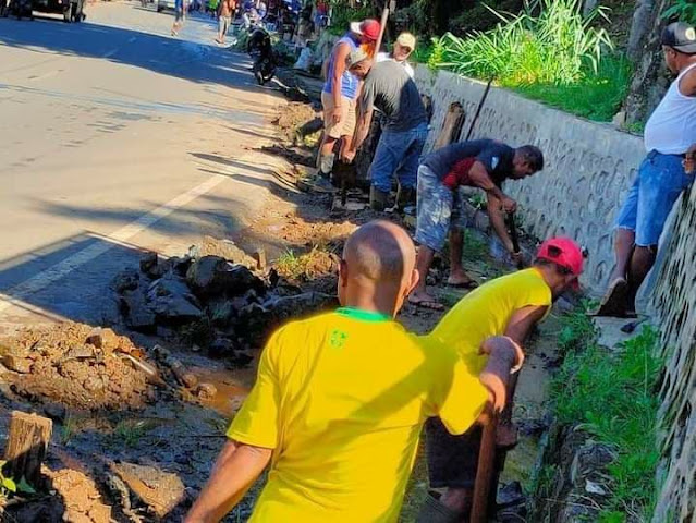 Bhabinkamtibmas dan Babinsa Kelurahan Tanjung Ria Kerja Bakti Bersama Warganya