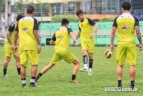 Juninho comanda time reserva do Vasco contra o Goiás