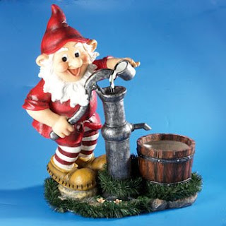 Nisse figur 65 cm, Jule skovmand nisse ved pumpe- brønd