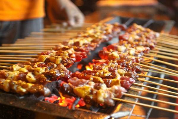 Sate Madura & Tari Merak Pikat Warga Athena