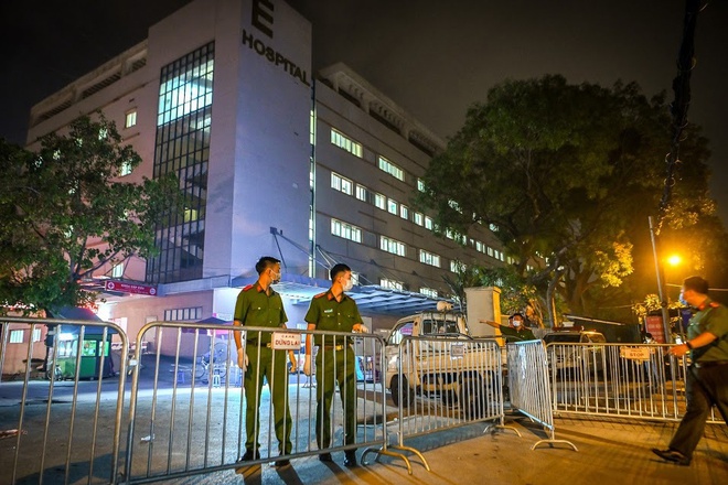 Cảnh sát dựng rào chắn quanh Bệnh viện E sau ca mắc 994