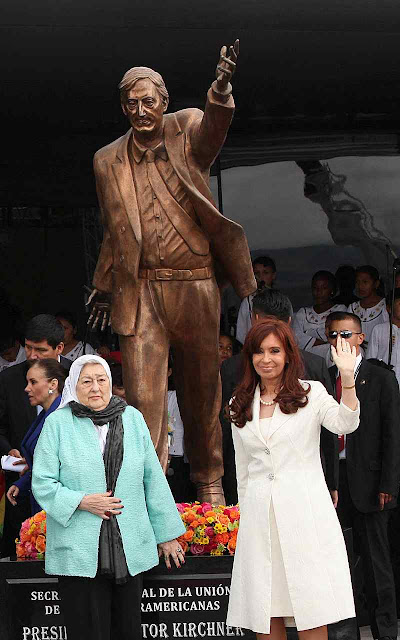 Os 600 quilos de bronze da estátua de Nestor Kirchner acabaram numa adega.