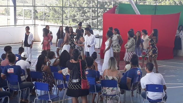 Alunos do 1º Ano Vespertino apresentaram peça teatral "Dona Flor e Seus Dois Maridos" no Colégio Estadual de Macajuba