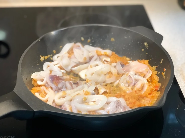 Spaghetti con calamares en su tinta