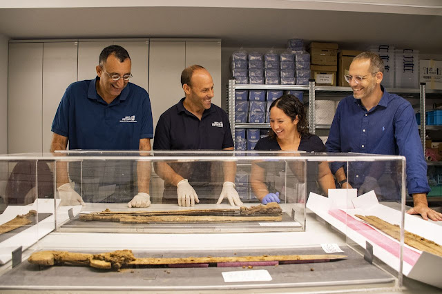 Amir Ganor (αριστερά), Eitan Klein (κέντρο - αριστερά), Oriya Amichay (κέντρο - δεξιά) και Amir Ganor (δεξιά). [Credit: Yoli Schwartz/Israel Antiquities Authority]