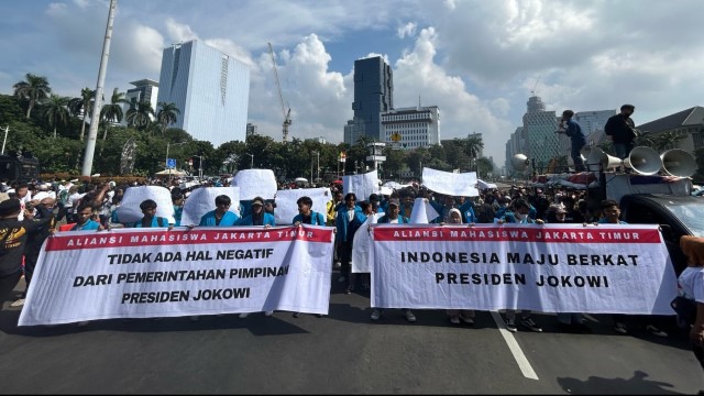 Demo Tolak Pemakzulan Jokowi Bikin Macet Jalan Sekitar Istana, Suruhan Siapa?