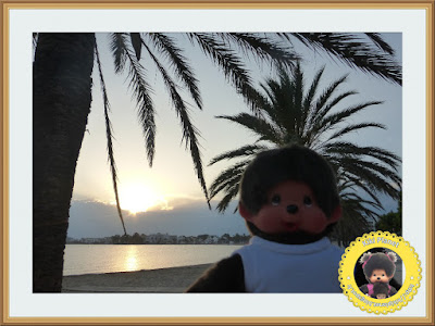 Bubbles le Monchhichi sur la plage de Rosas, Catalogne, Espagne, Costa Brava