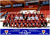 C. D. NUMANCIA - Soria, España - Temporada 1999-2000 - Urroz, Navarro, Soria, Muñiz, Iván Rocha, Núñez, Pacheta, Ojeda, Delgado, Nagore y Raúl; Eleder, Muñoz, F. Gasar (ayudante), Andoni Goicoetxea (entrenador), Francisco Rubio (presidente), C. Vallejo (2º entrenador), Jose María García (médico), P. Bedia (fisioterapeuta), Castaño, Diego Jaume; J. González Guaje (ayudante), J. M. Valero (auxiliar), Jorge Pérez, Caco Morán, Belsúe, Octavio, Iñaki, Rivera, Moreau, Barbu, A. Martínez Rini (auxiliar), J. A. Soto (auxiliar) - Plantilla del C. D. Numancia, que, en su 1ª temporada en la División de Honor, se clasificó 17º, conservando la categoría. Andoni Goicoechea era el entrenador