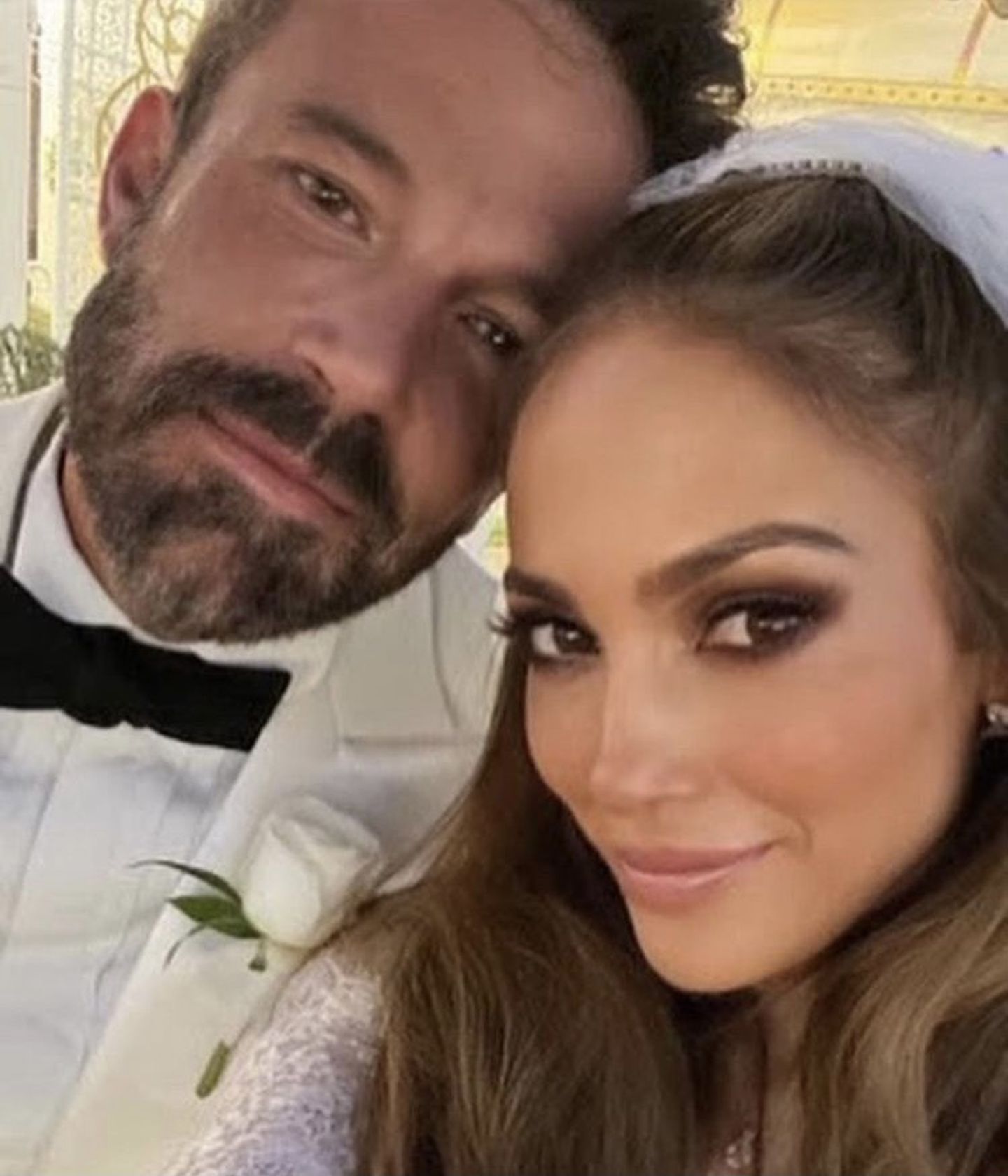 Jennifer Lopez y Ben Affleck se casaron en Las Vegas: el look de los novios, blanco y radiante