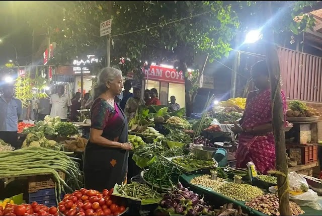 वित्तमंत्री निर्मला सीतारमण बाजार में  सब्जियां खरीदने पहुंची, वीडियो हुआ वायरल