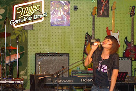 singer performing, Ridea