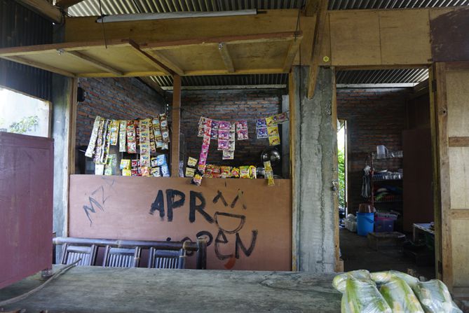 Menyempatkan singgah di warung sekitaran Bukit Tompak