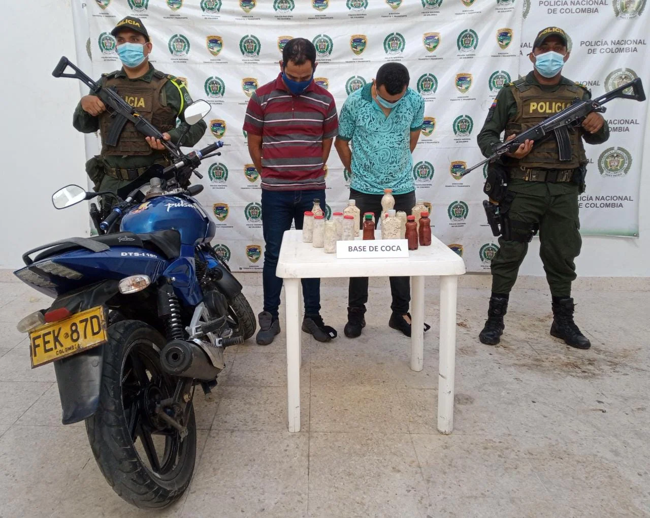 hoyennoticia.com, Llevaban 4 kilos de coca en el tanque de la gasolina de una moto