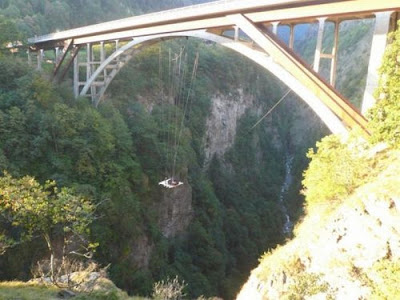 [Image: hanging_jacuzzi_from_swiss_gueuroz_bridge_17.jpg]