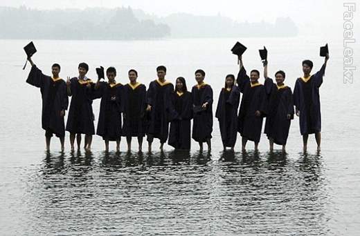 Mahasiswa Cina Melawan Gravitasi Bumi Dengan Berjalan di Atas Air -- foto -- FaceLeakz