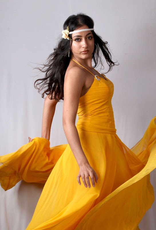 Actress Sumit Kaur Atwal Hot HQ Photos cleavage